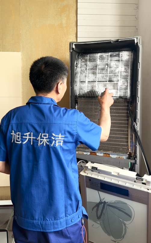 “空調耗電量飆升？深度清洗立省30%電費！”